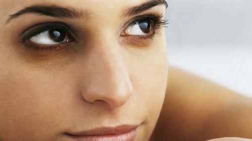 Cara Cepat Hilangkan Lingkaran Hitam dan Kantung Mata