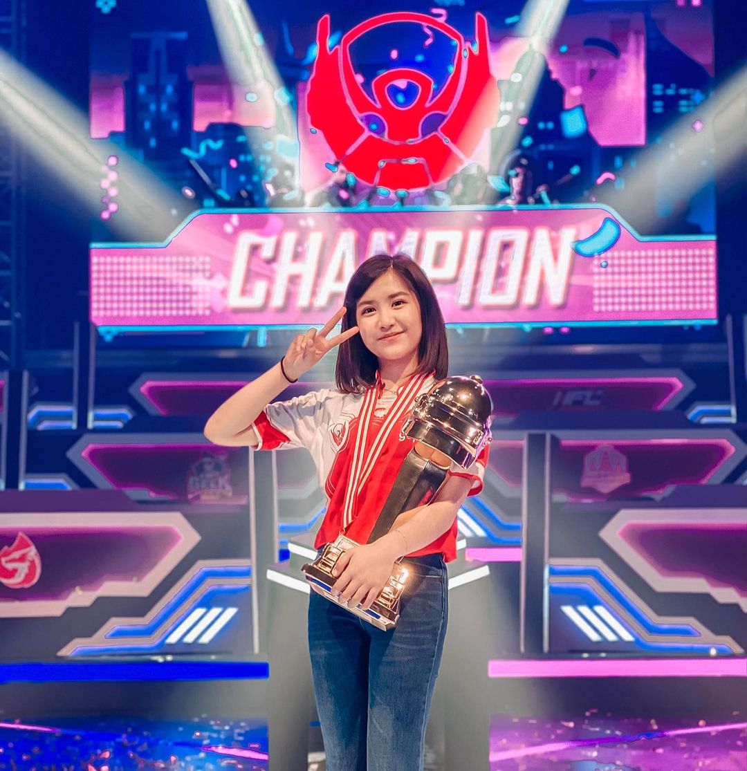 Maureen Gabriella gamer cantik