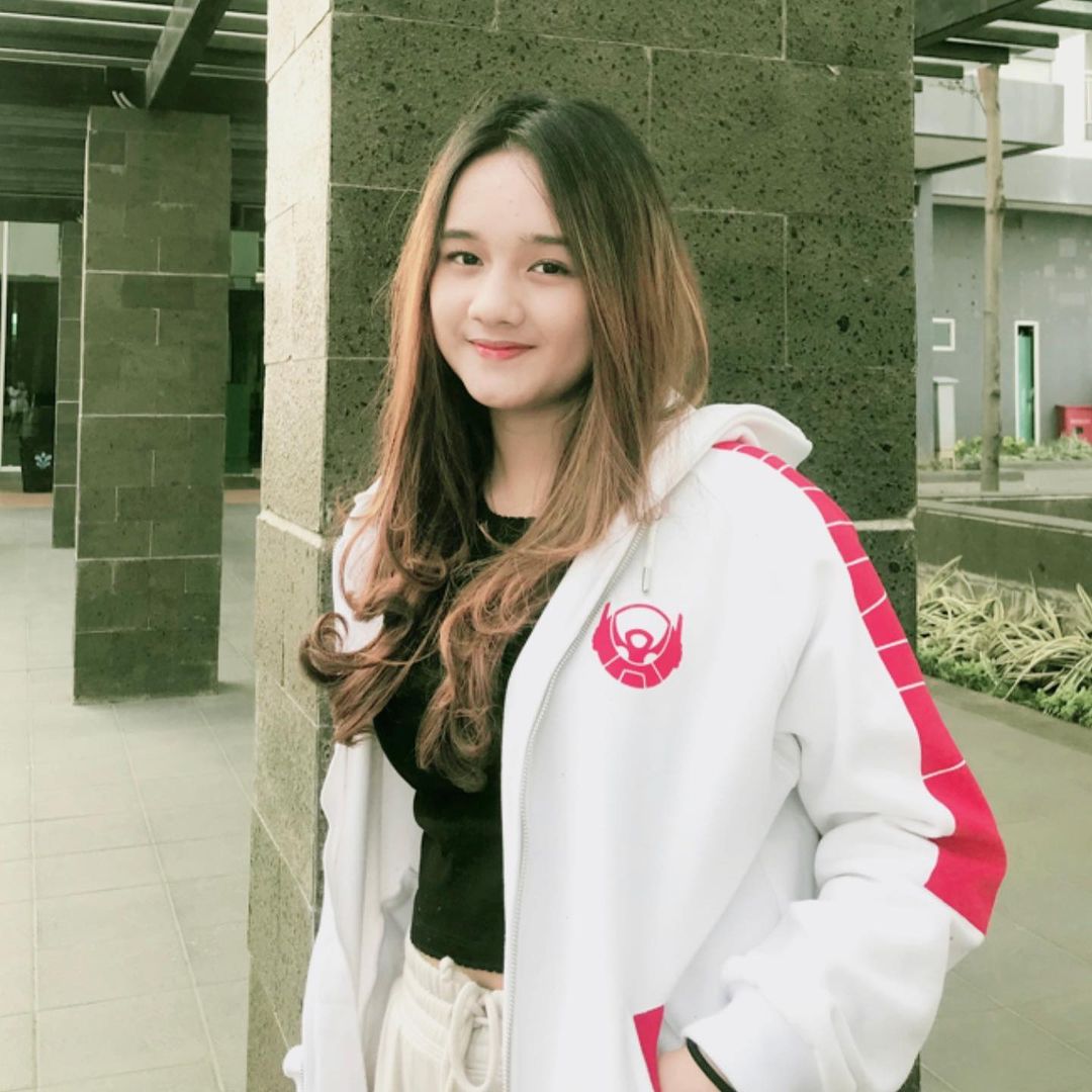 Rachel Azzahralika Streamer dan Influencer Game Mobile 1