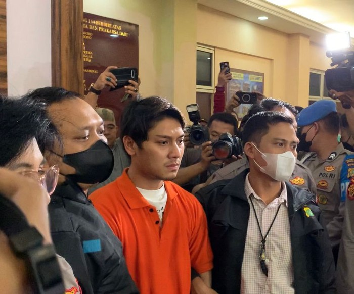 Rizky Billar baju oren