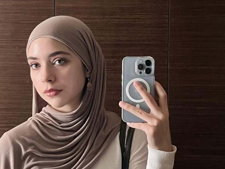 Isabel Azhari Putri v